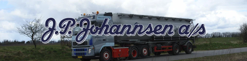 Lastbil med silotrailer på landevejen